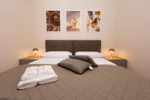 ein Schlafzimmer mit einem großen Bett und zwei Lampen in der Unterkunft GioielliPlace in Capodrise