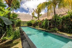 Piscina de la sau aproape de Karmagali Suites Adults only & Private Pool Family Villas