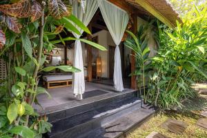 O grădină în afara Karmagali Suites Adults only & Private Pool Family Villas