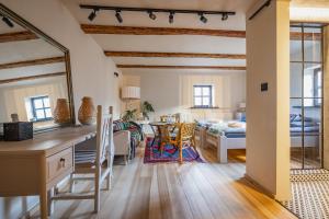a kitchen and living room with a table and a bed at Turkusowa Wyspa in Wleń