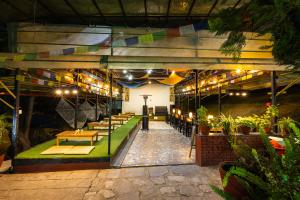 ein Restaurant mit einer Reihe von Tischen und Bänken in der Unterkunft Wander Thirst in Kathmandu