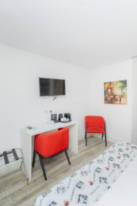 a bathroom with a sink and a red chair at Art'Otel Barcelos in Barcelos