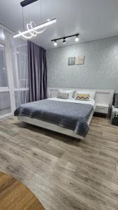 a bedroom with a large bed in a room at 1 комнатные апартаменты 4а 67 in Semey