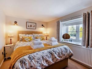 a bedroom with a bed with towels on it at 2 Bed in York oc-96097 in Helmsley