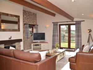 a living room with a couch and a television at 2 Bed in Chew Magna oc-56550 in Stowey
