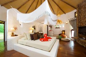 una camera da letto con un letto bianco in una stanza di Koh Tao Cabana a Ko Tao