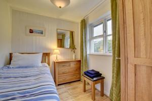 a bedroom with a bed and a window at 3 Bed in Braunton oc-salar in Georgeham