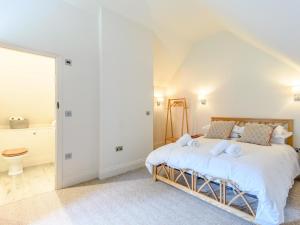 a bedroom with a large bed and a bathroom at 2 Bed in Salisbury oc-78165 in Tisbury