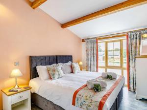 a bedroom with a bed and a window at 2 Bed in Ripon oc-85510 in Masham