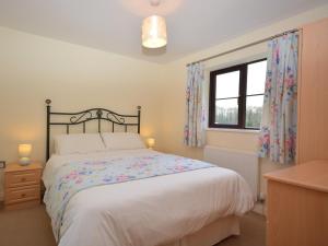 a bedroom with a bed with white sheets and a window at 2 Bed in Chew Magna oc-chela in Stowey