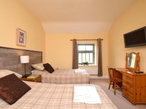 a hotel room with two beds and a desk at 2 Bed in Consett oc-smidc in Lanchester
