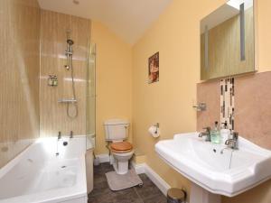 a bathroom with a tub and a toilet and a sink at 2 Bed in Consett oc-smidc in Lanchester +10 photos