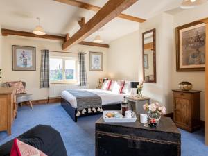 a hotel room with a bed and a table at 5 Bed in York oc-77267 in Green Hammerton