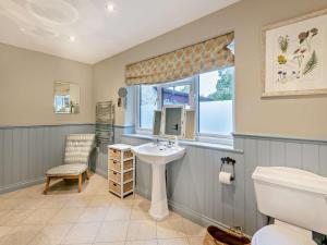 a bathroom with a sink and a window at 2 Bed in Richmond oc-74305 in Barton +24 photos
