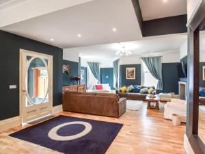 a living room with blue walls and a couch at 7 Bed in Bridlington oc-90787 in Bridlington