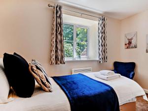a bedroom with a bed and a window at 3 Bed in Dorchester oc-92414 in Frome Vauchurch