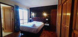 a bedroom with a bed with a hat on it at Hotel RustiCall in La Paz