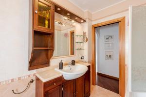 a bathroom with a sink and a mirror at La tua casa meravigliosa con giardino in Fontanafredda +16 photos