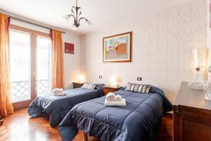a bedroom with two beds with towels on them at La tua casa meravigliosa con giardino in Fontanafredda