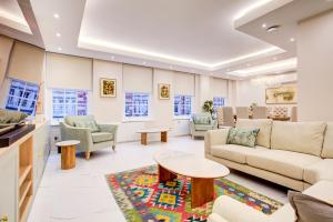 a living room with couches and a table at London Central Residence in London