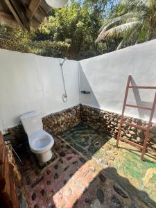 a bathroom with a toilet and a shower at Kwangpeeb Homestay in Ko Phayam