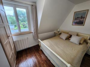 a small bedroom with a bed and a window at Séjour idyllique normand - Appartement cosy à 5 min de la plage - Veules-les-Roses in Veules-les-Roses