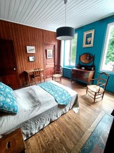a bedroom with a bed and a table and chairs at Le Cinquante-Trois, Maison Normande d'exception pour familles - Côte d'Albâtre in Saint-Valery-en-Caux