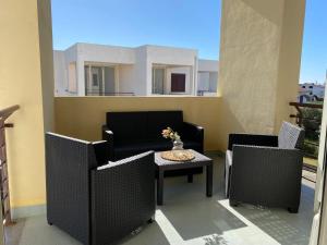 a patio with two chairs and a table on a balcony at Apartmán Sole Vita u moře in Isca Marina