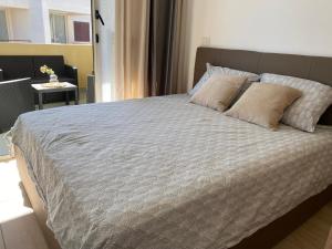 a bed with two pillows on it in a bedroom at Apartmán Sole Vita u moře in Isca Marina