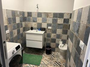 a small bathroom with a sink and a toilet at FIAMBI & b in Colugna