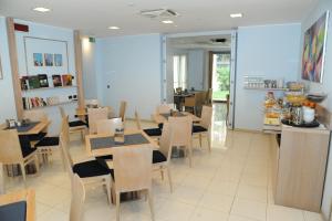 a restaurant with tables and chairs in a room at Hotel Chiaraluna in Civitanova Marche