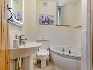 a bathroom with a sink and a toilet and a tub at 2 Bed in Dorchester oc-92416 in Frome Vauchurch +17 photos