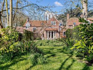 an exterior view of a house with a garden at 2 Bed in Driffield oc-75583 in Lund