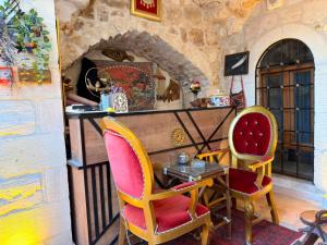 a room with two chairs and a table and a counter at Seyr-i asur in Midyat