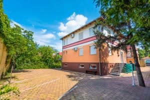 a building with a bench in front of it at Riviéra Apartmanház in Siófok