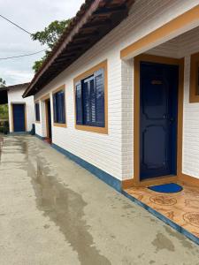 a house with a blue door on the side of it at Fascinação Café Hotel in Cunha
