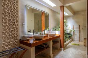 O baie la Karmagali Suites Adults only & Private Pool Family Villas +69 fotografii