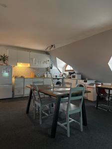 a kitchen and dining room with a table and chairs at Hostel John Galt in Brno
