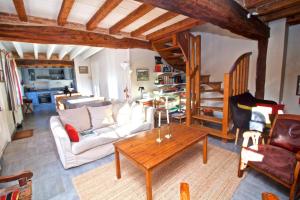 a living room with a couch and a table at Gîte rural de Criquemanville - Maison familial 4 chambre avec grand jardin in Sassetot-le-Mauconduit