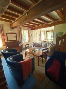 a living room with a couch and a table at Gîte rural de Criquemanville - Maison familial 4 chambre avec grand jardin in Sassetot-le-Mauconduit
