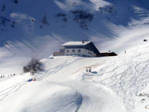 Berggasthaus Edelweisshütte Ladurns durante el invierno