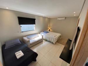 a small room with two beds and a couch at Villa Querência na Represa Avaré in Avaré +71 photos