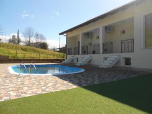 um edifício com piscina ao lado de uma casa em Villa Brettii em Rende