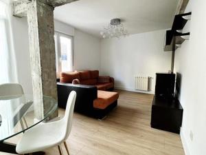 a living room with a couch and a glass table at MUNDAKA Centre 2 in Mundaka