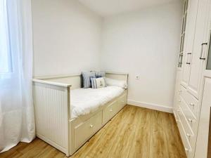 a small bedroom with a bed in a room at MUNDAKA Centre 2 in Mundaka