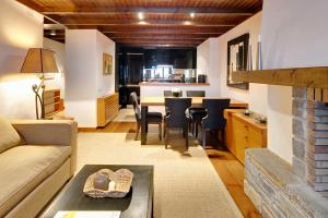 sala de estar con sofá y mesa en Pleta de Nheu 2 by FeelFree Rentals, en Baqueira Beret