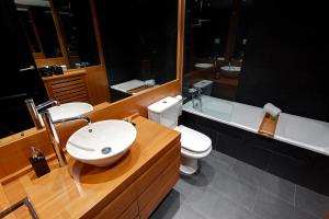 バケイラ・ベレットにあるPleta de Nheu 2 by FeelFree Rentalsのバスルーム(洗面台、トイレ、バスタブ付)