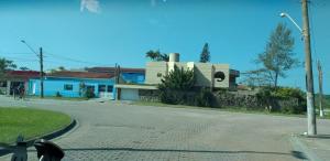 a street with a blue building on the side of a road at casa azul in Itanhaém