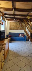 a living room with a blue couch in a room at Il Nido Nel Bosco in Motta