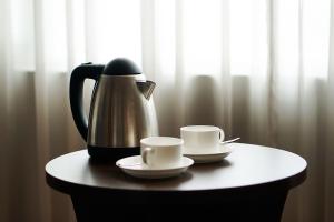 a coffee pot and two cups on a table at Anurag Hotel Chakrata in Chakrāta +18 photos